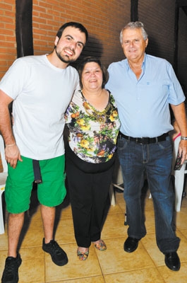 Dia do niver dele: Rafael Pucci, cá com o casal Renato de Andrade-Diva